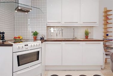 kuhinje :: Modern white kitchen design subway tiles